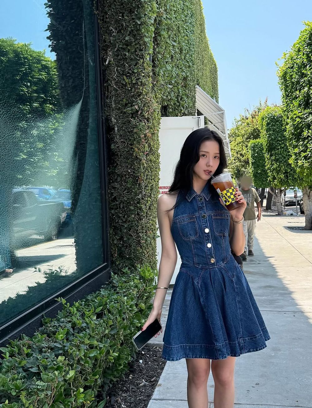 近素顏也美到窒息！Jisoo私服「DIOR芭蕾鞋、卡地亞手錶」財閥千金感，走到哪都是秀場！-9