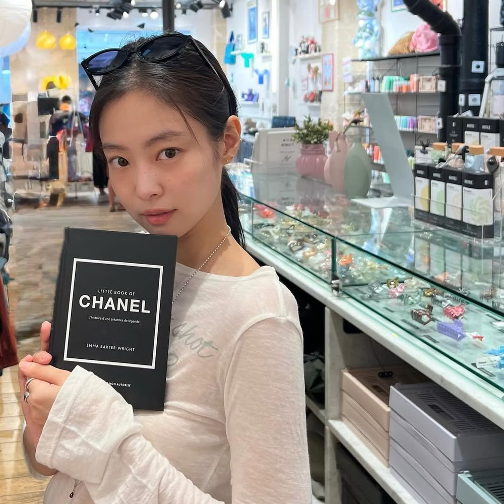 Jennie素顏根本大學生！狂曬15張巴黎美照、身上穿的百元上衣被問爆！來自「這個」韓牌！-2