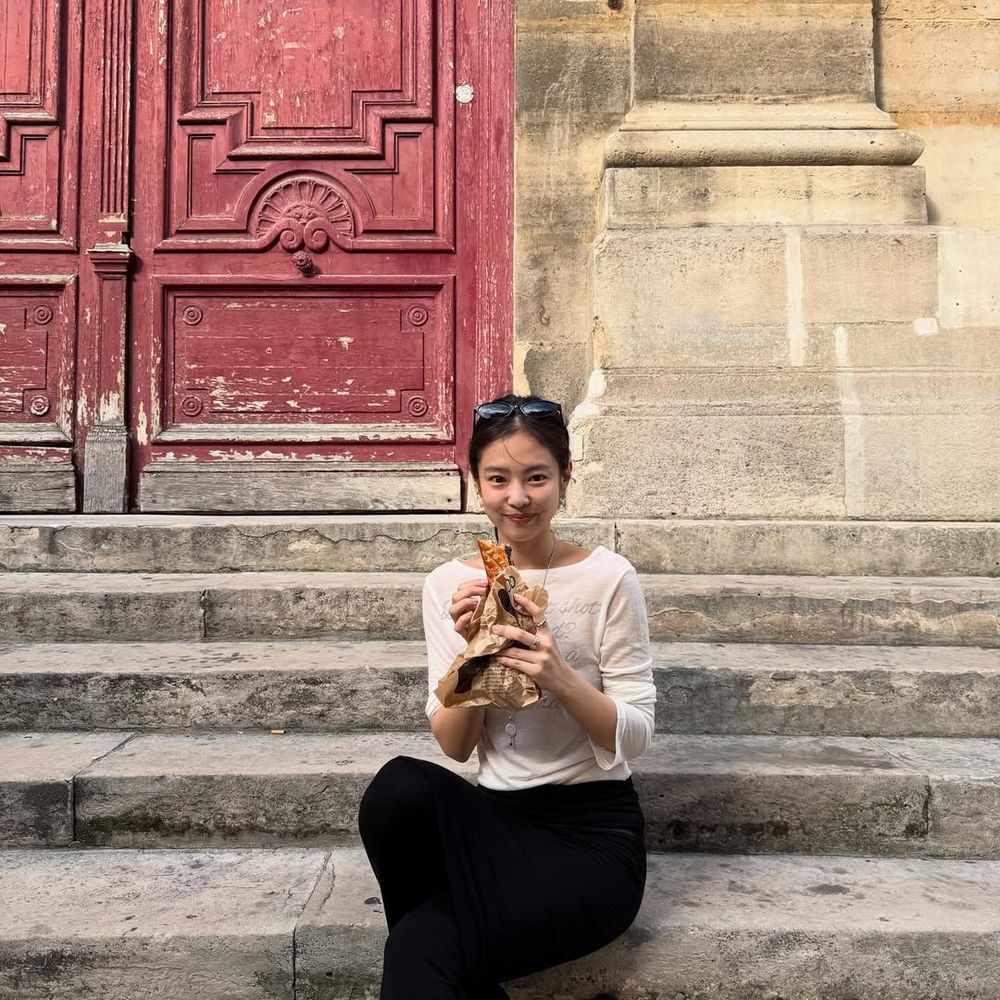 Jennie素顏根本大學生！狂曬15張巴黎美照、身上穿的百元上衣被問爆！來自「這個」韓牌！-4
