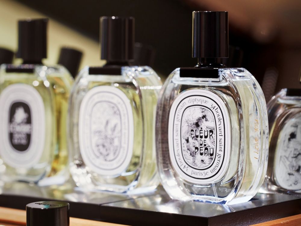 Diptyque慶祝50周年！推出肌膚之華全新香氛雙作「淡香水＋香膏」，白麝香融合鳶尾花粉香再現經典！-7