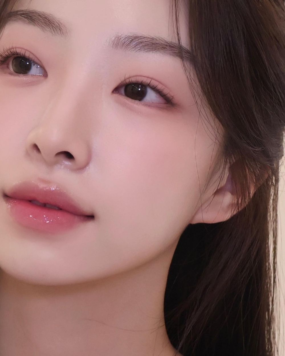 精緻女孩必擁有！韓女化妝包美妝好物推薦，唇線筆多用技巧、唇頰霜搞定氛圍妝容，補妝靠「這個」解決卡粉脫皮！-5