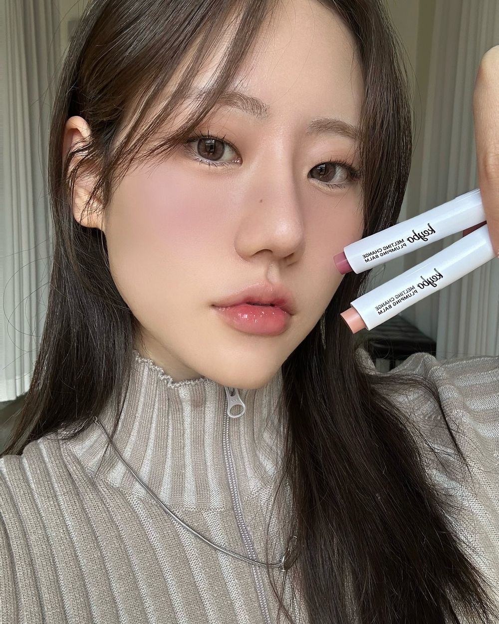 精緻女孩必擁有！韓女化妝包美妝好物推薦，唇線筆多用技巧、唇頰霜搞定氛圍妝容，補妝靠「這個」解決卡粉脫皮！-9