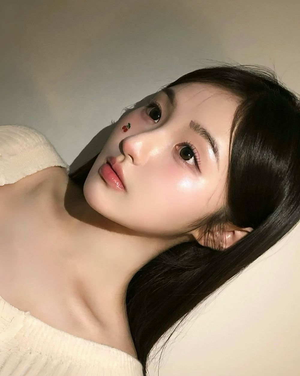 精緻女孩必擁有！韓女化妝包美妝好物推薦，唇線筆多用技巧、唇頰霜搞定氛圍妝容，補妝靠「這個」解決卡粉脫皮！-7