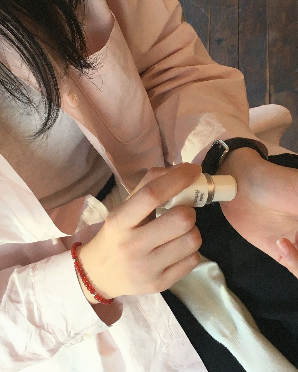 精緻女孩必擁有！韓女化妝包美妝好物推薦，唇線筆多用技巧、唇頰霜搞定氛圍妝容，補妝靠「這個」解決卡粉脫皮！-15