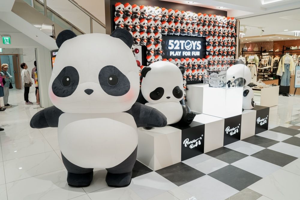 社群爆紅潮玩「52TOYS」插旗忠孝SOGO！滿滿熊貓牆可愛炸、蠟筆小新盲盒&迪士尼公仔必買周邊一次看！-2