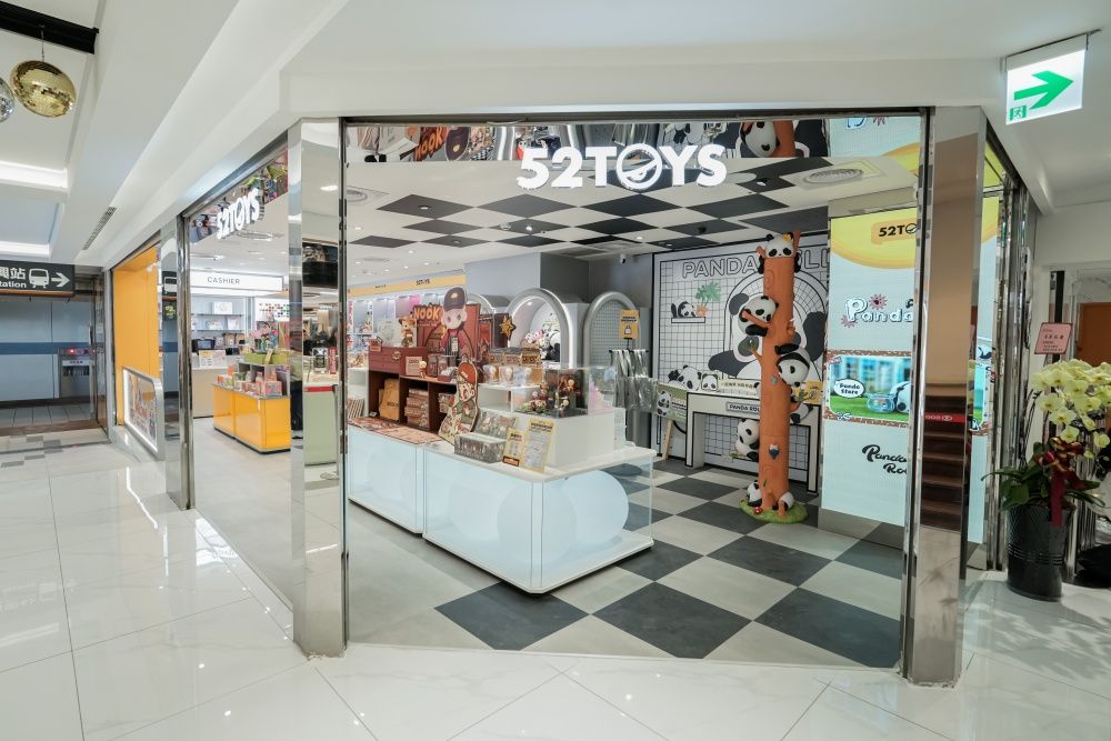社群爆紅潮玩「52TOYS」插旗忠孝SOGO！滿滿熊貓牆可愛炸、蠟筆小新盲盒&迪士尼公仔必買周邊一次看！-3
