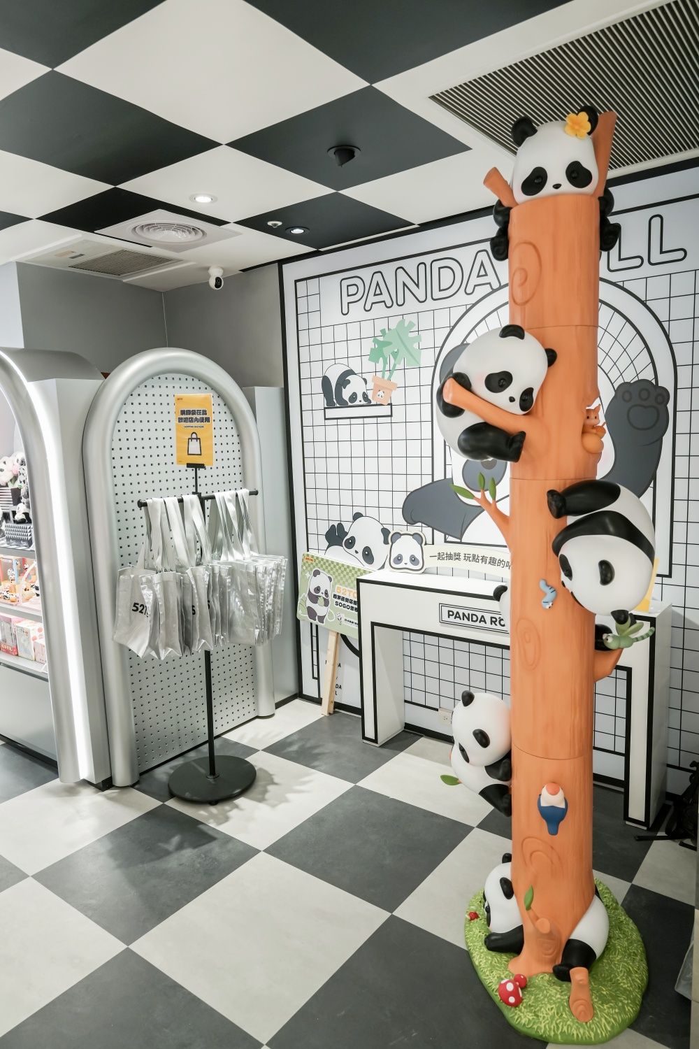 社群爆紅潮玩「52TOYS」插旗忠孝SOGO！滿滿熊貓牆可愛炸、蠟筆小新盲盒&迪士尼公仔必買周邊一次看！-18