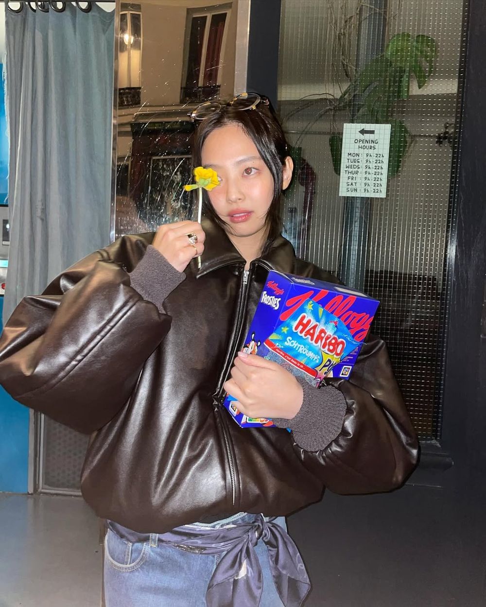 又要缺貨了！Jennie最新聯名「Ruby小熊軟糖」黑紅限定包裝超欠收藏、還有超Q愛心造型軟糖？-3