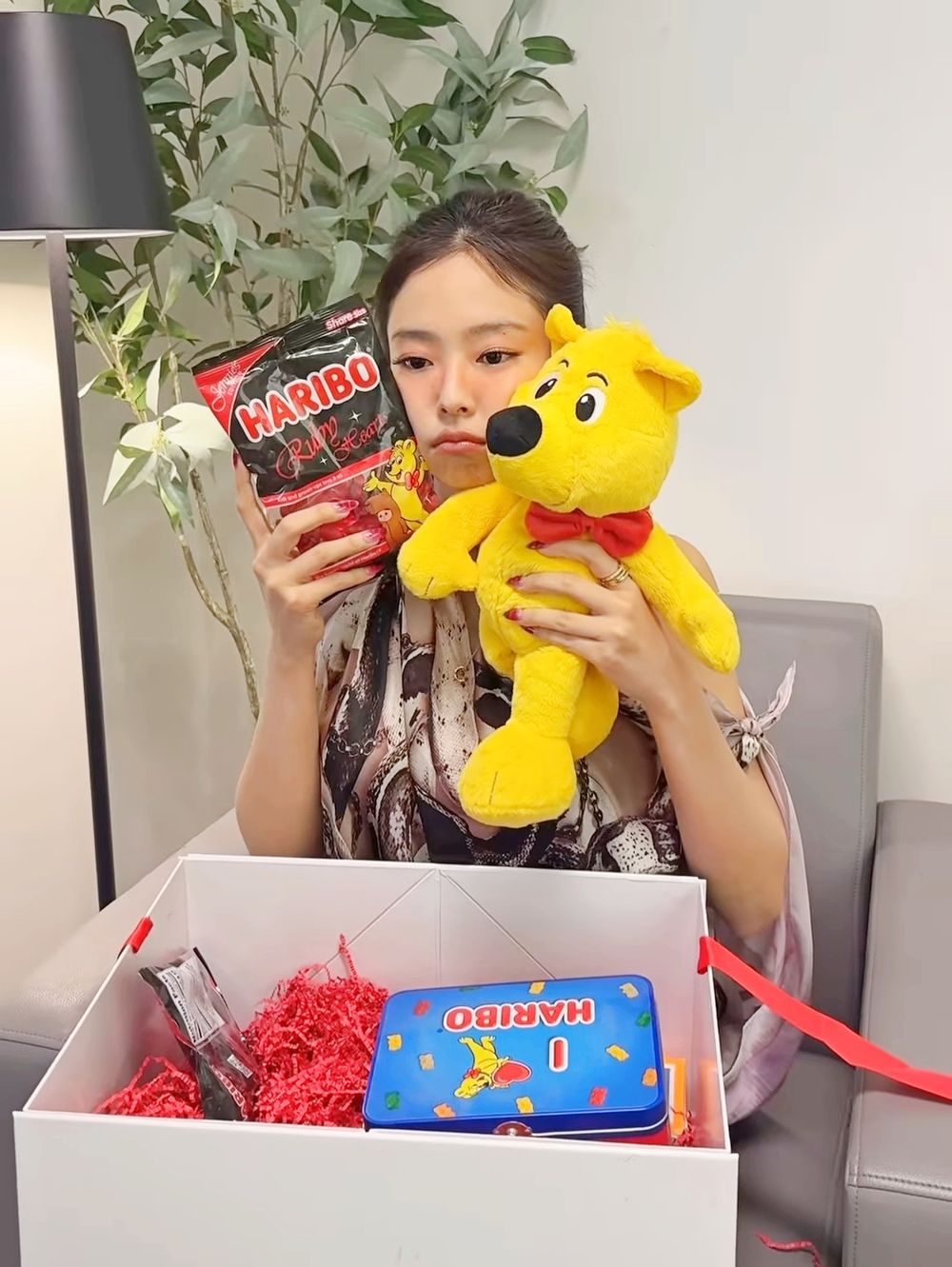 又要缺貨了！Jennie最新聯名「Ruby小熊軟糖」黑紅限定包裝超欠收藏、還有超Q愛心造型軟糖？-4