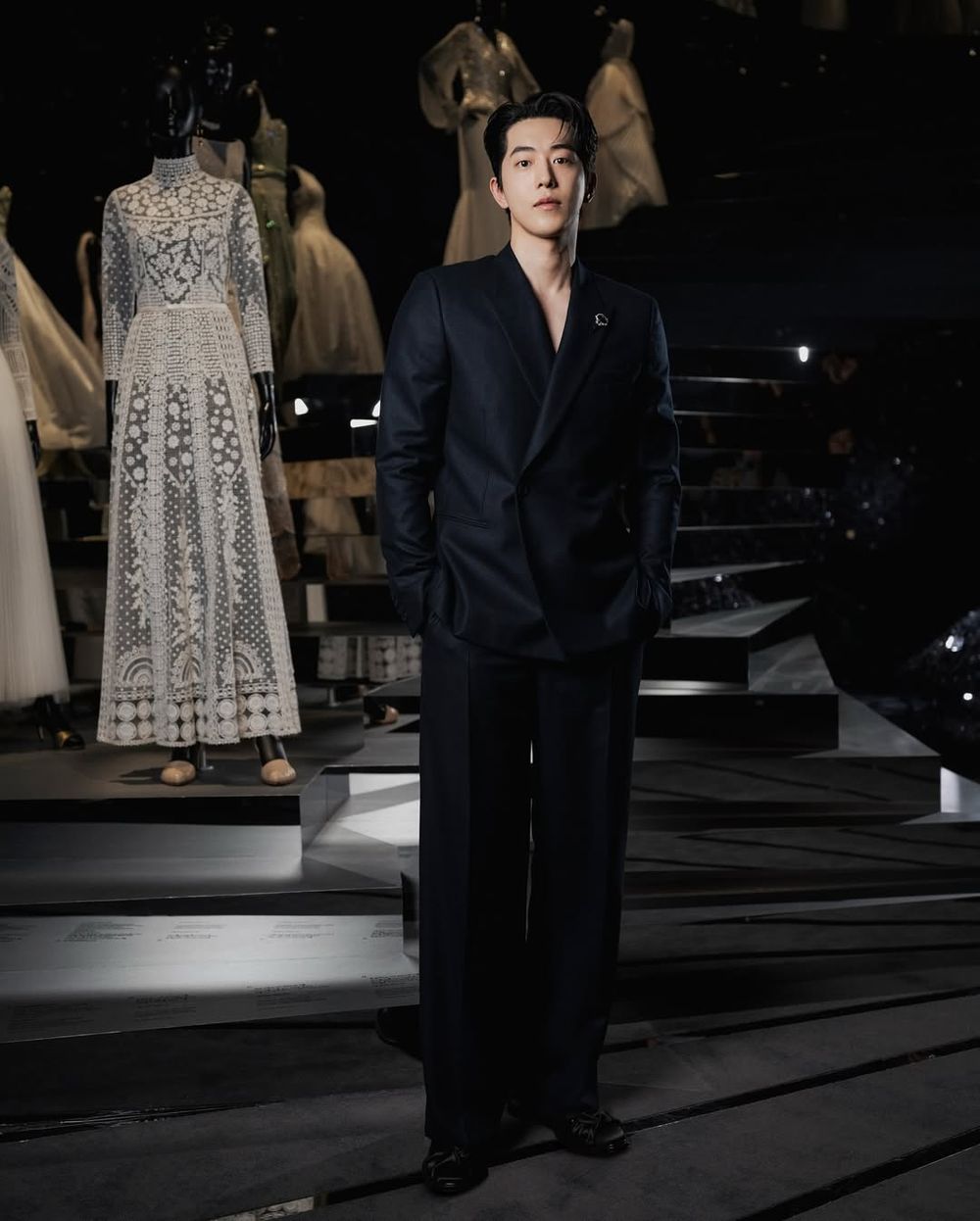 DIOR顏值最狂陣容！首爾展覽邀來Jisoo、SVT珉奎、TXT合體出席...畫面美好到可以看一百遍！-12