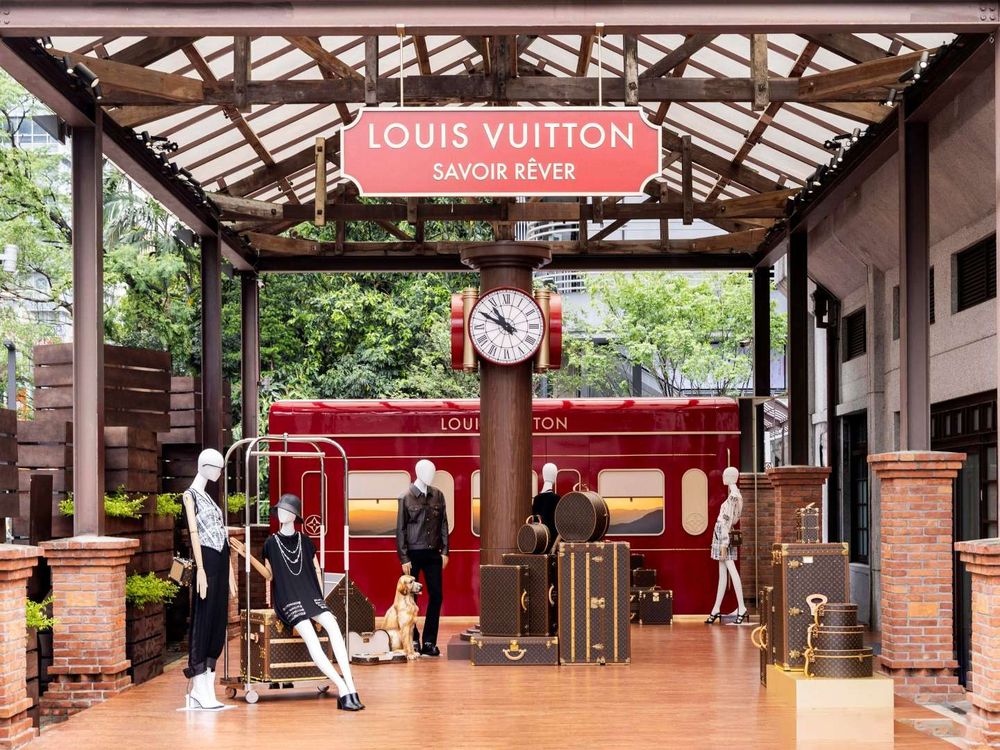 LV太狂了！把熱氣球、火車站搬進瓶蓋工廠！2025典藏工藝展「村上隆聯名」櫻花化妝箱美瘋！-9