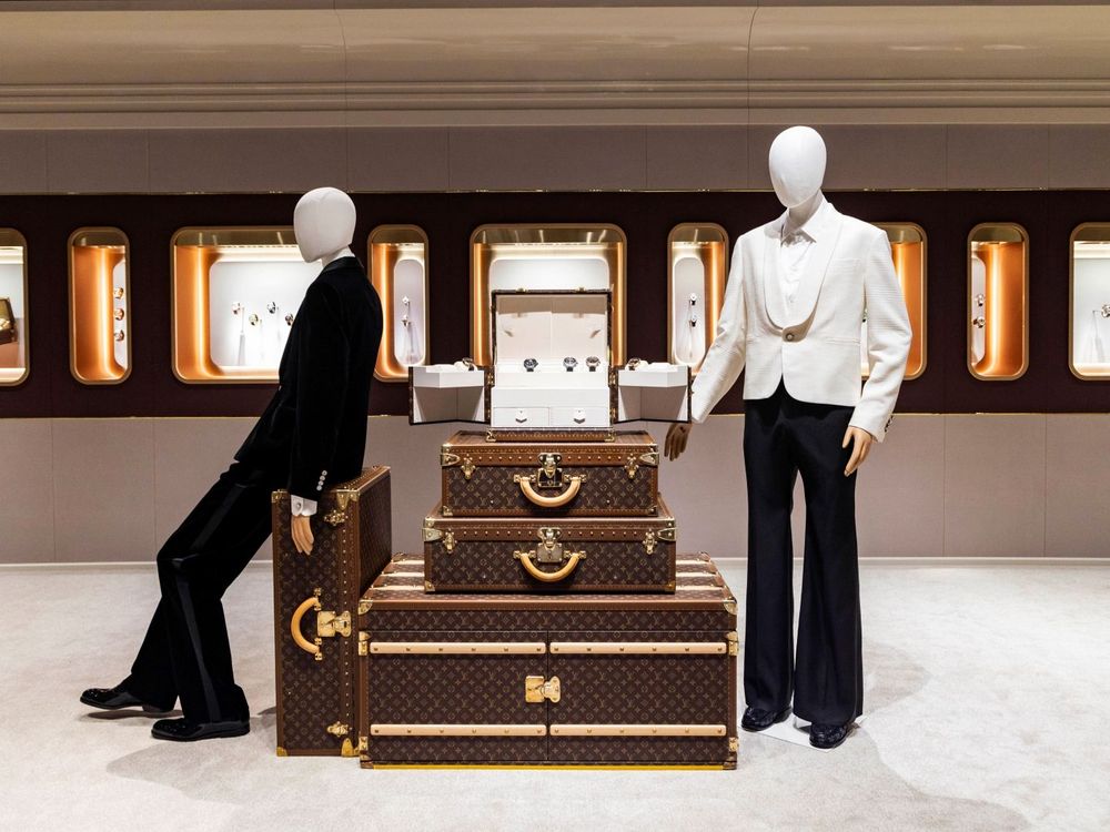 LV太狂了！把熱氣球、火車站搬進瓶蓋工廠！2025典藏工藝展「村上隆聯名」櫻花化妝箱美瘋！-15