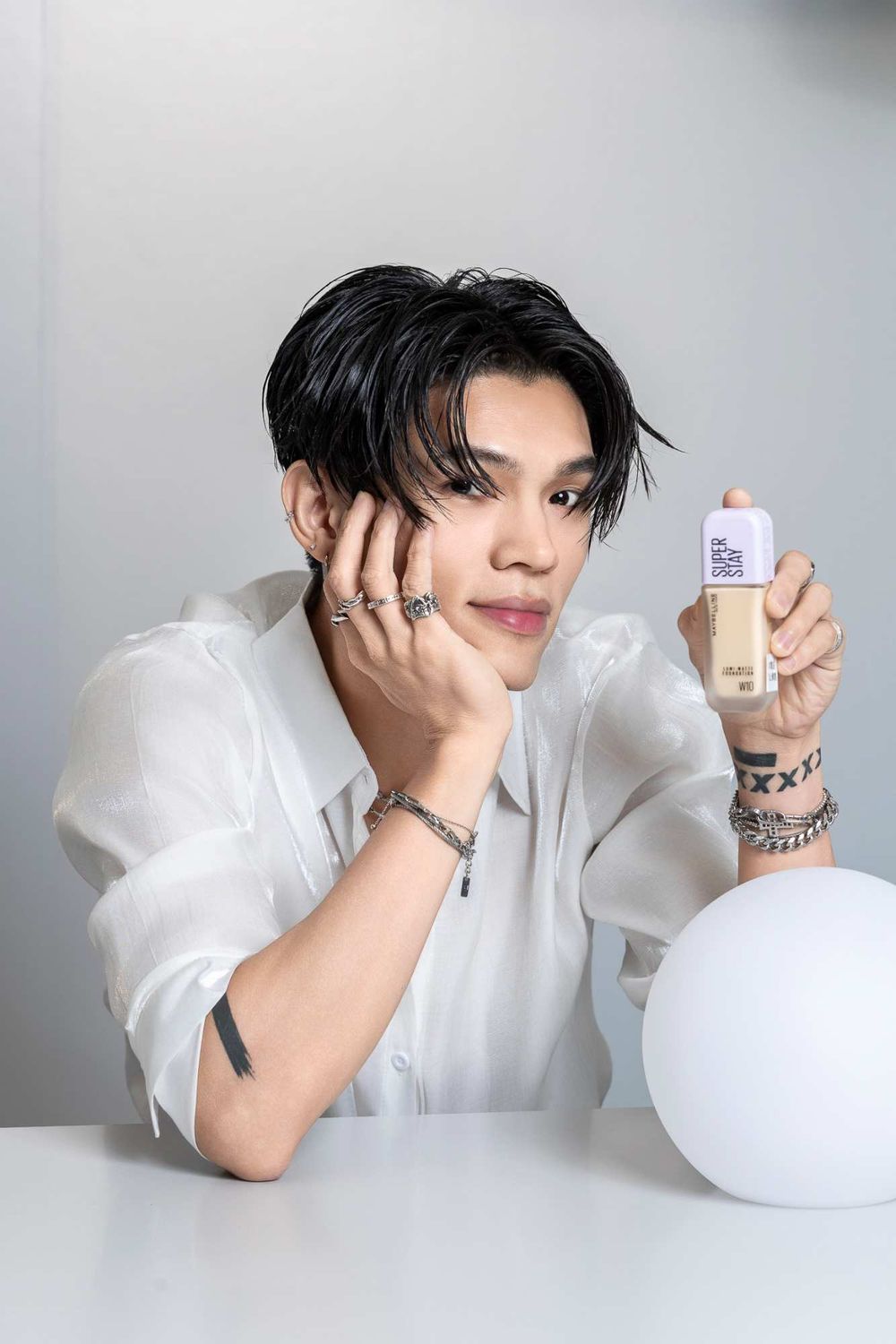 男女通吃絕美珍珠裸霧光！「行走的費洛蒙」KIRE也愛媚比琳小方胖粉底，底妝後用「它」加強持妝力、怎麼蹭都不脫妝！-2