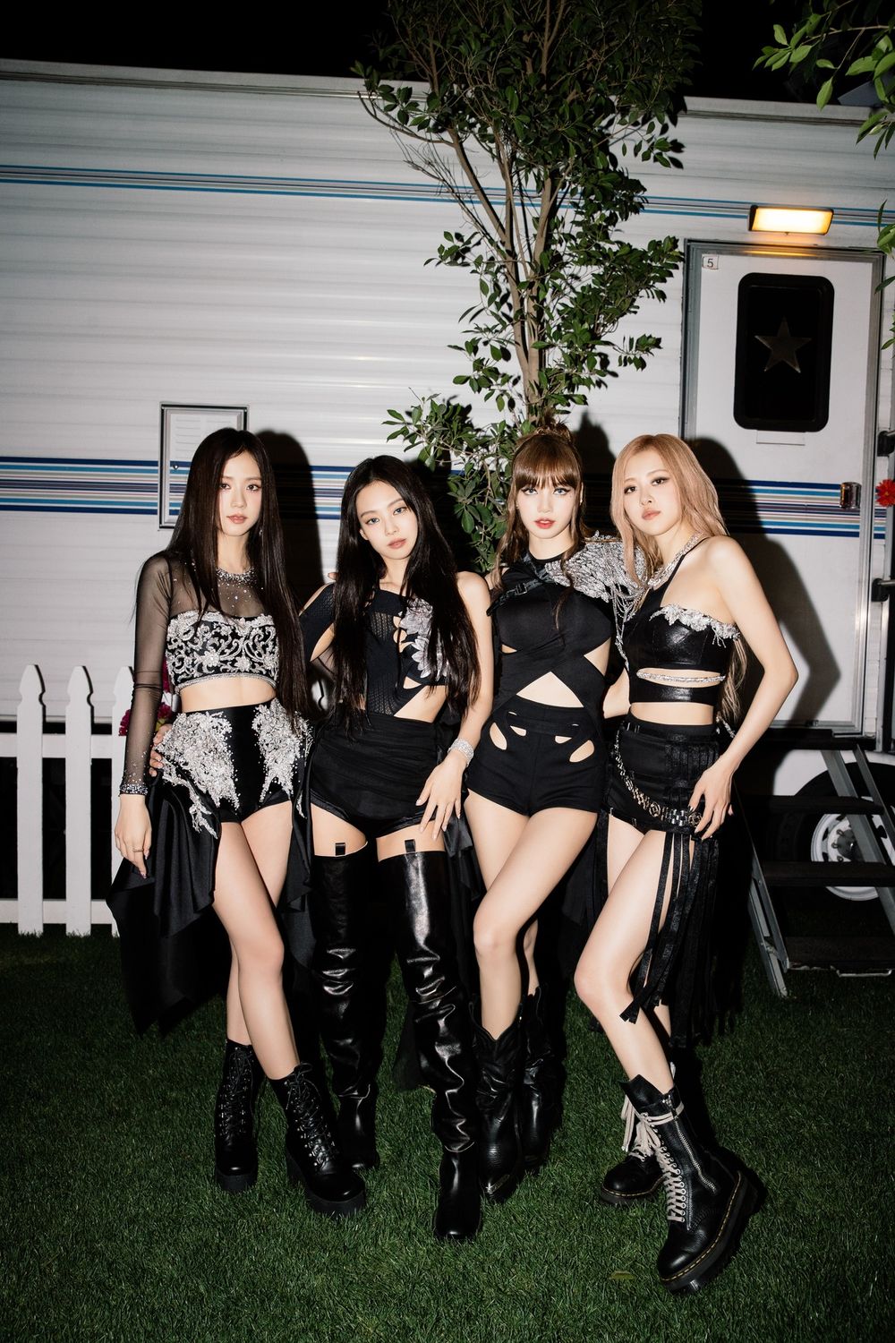 韓網票選9大戶外公演實力最強韓團！BLACKPINK氣場全開，ENHYPEN、SEVENTEEN爆發力太驚人！-4
