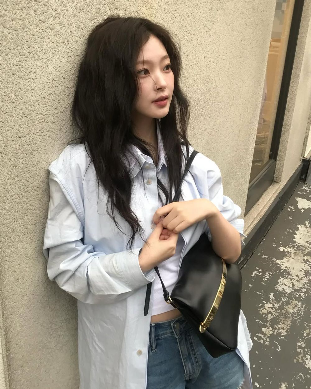 韓妞不藏私！2025春夏必學「藍色襯衫」六大穿搭指南！搭配白色＋牛仔褲...清爽最高級！-3