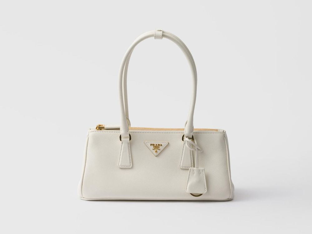 媽媽絕對值得！PRADA「母親節禮物」推薦！水桶包、半月包、LOGO卡夾...最低一萬多收！ -5