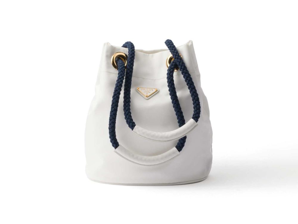 媽媽絕對值得！PRADA「母親節禮物」推薦！水桶包、半月包、LOGO卡夾...最低一萬多收！ -6