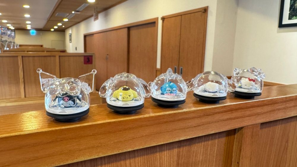 藏壽司最新扭蛋是三麗鷗！Q翻布丁狗吊飾、大耳狗磁鐵全都想要，集點再送超可愛行李袋&不鏽鋼杯！-2