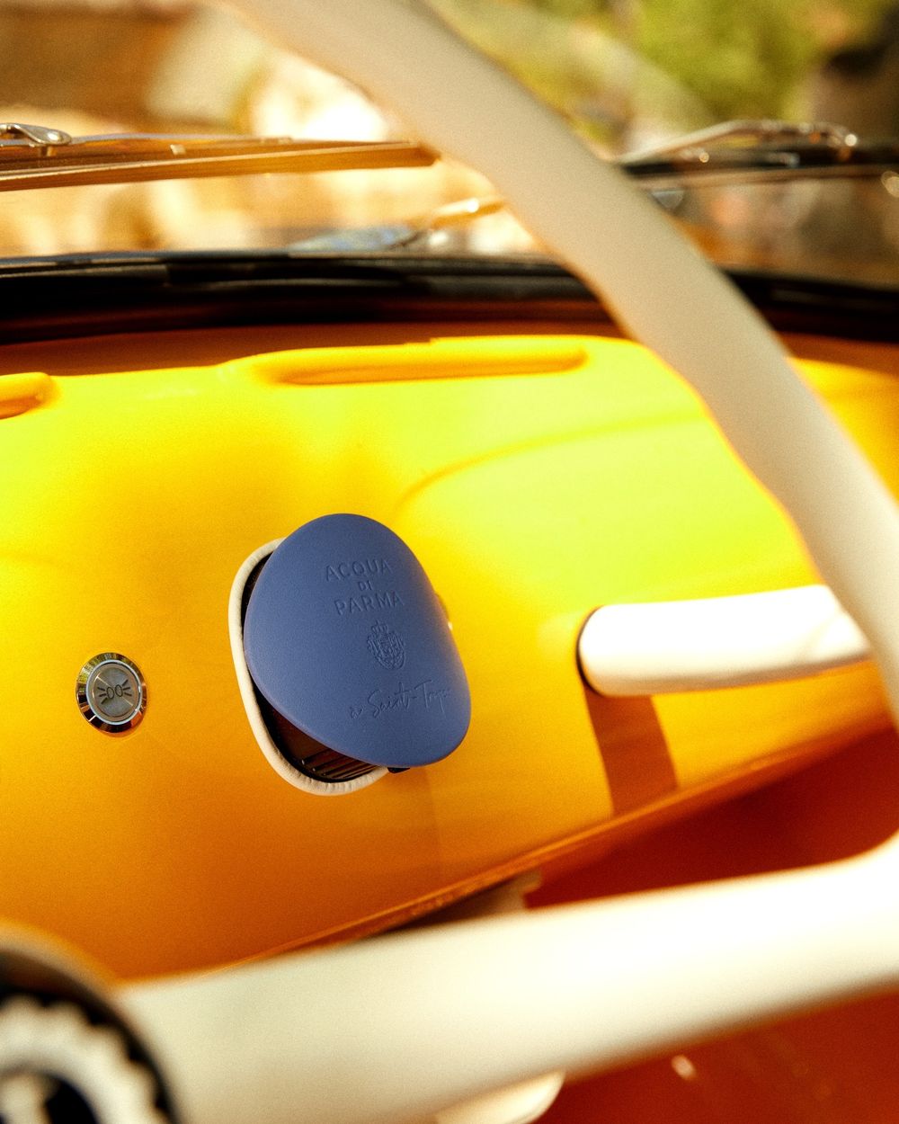 精品車用香氛推薦！Acqua di Parma「車用擴香皮套」全新夏季限量色上市，買鴕鳥皮套送千元香氛膠囊！-8