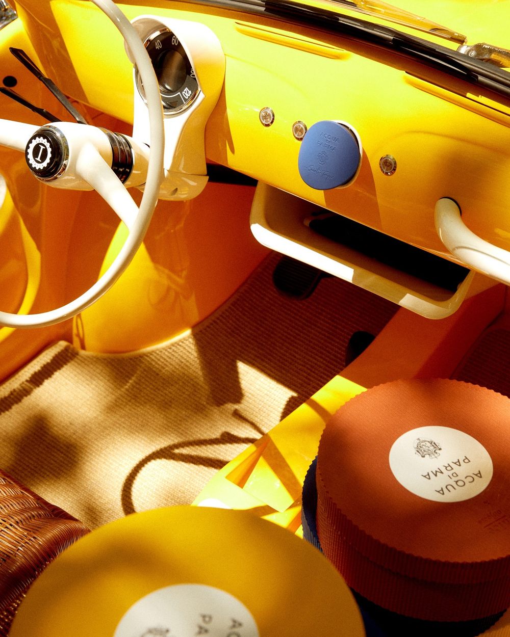 精品車用香氛推薦！Acqua di Parma「車用擴香皮套」全新夏季限量色上市，買鴕鳥皮套送千元香氛膠囊！-7