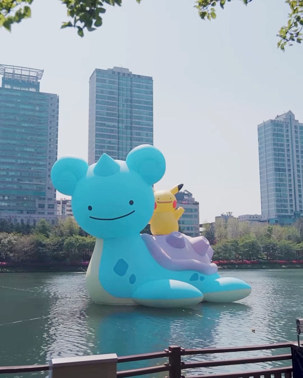 韓國首爾樂天世界限時化身「寶可夢小鎮」！巨大百變怪皮卡丘拉普拉斯、百變怪花園好拍到手機沒電！-16