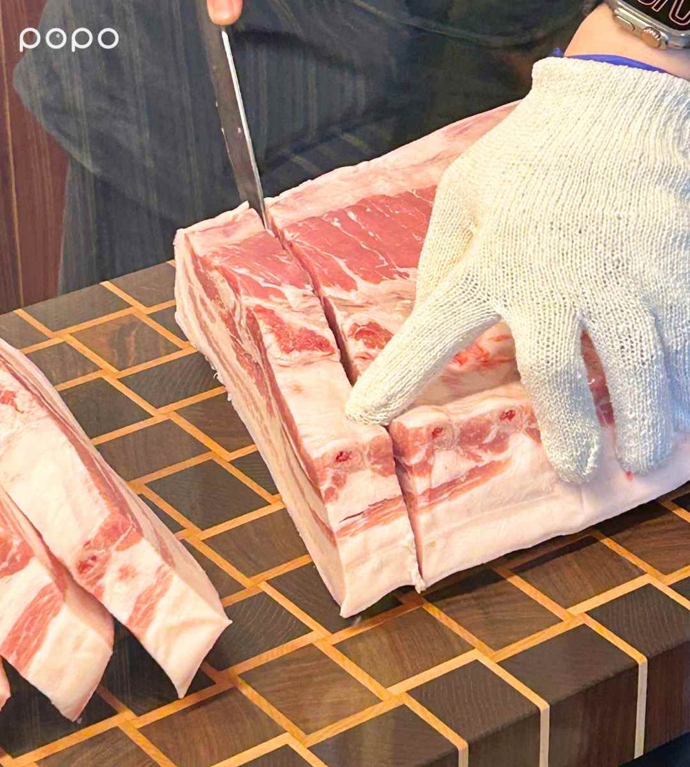 韓星也愛吃的金豬食堂正式來台！爆炸療癒「厚烤帶骨豬五花」必點品項、台灣首店菜單價格一次看！-7