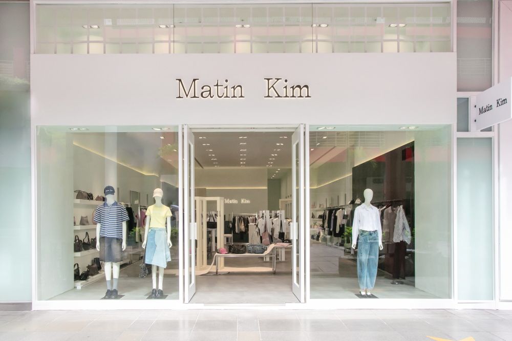 韓星愛牌Matin Kim台北旗艦店來了！Logo短T、棒球帽牆爆款通通有，台北限定款內行人必收！-4