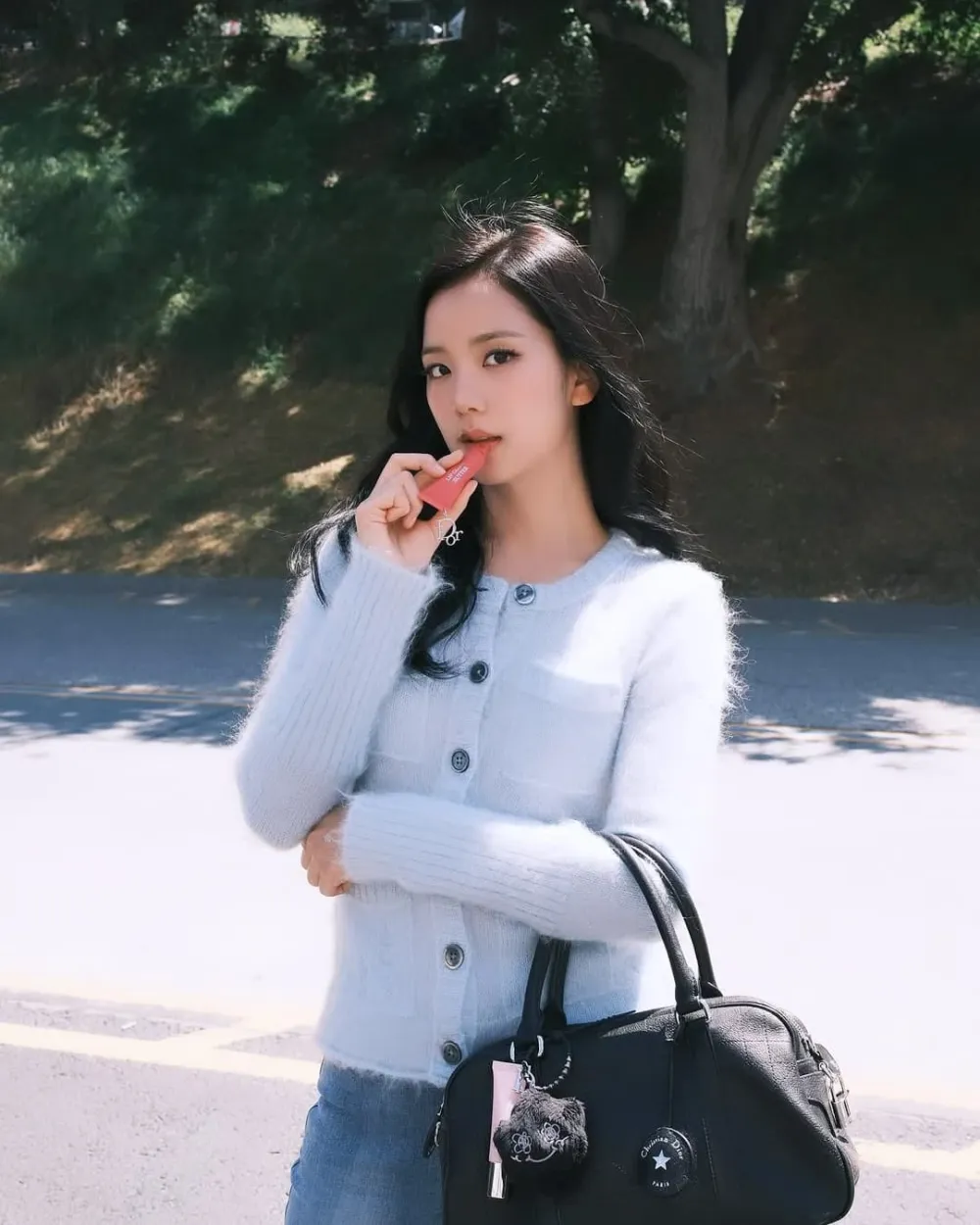 迪奧親女兒JISOO全球首發唇彩！堪稱精品包包吊飾天花板，韓女瘋搶「玻璃鏡面潤唇釉」、 上唇秒變性感嘟唇！-10