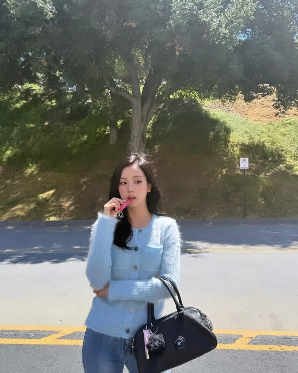 迪奧親女兒JISOO全球首發唇彩！堪稱精品包包吊飾天花板，韓女瘋搶「玻璃鏡面潤唇釉」、 上唇秒變性感嘟唇！-9