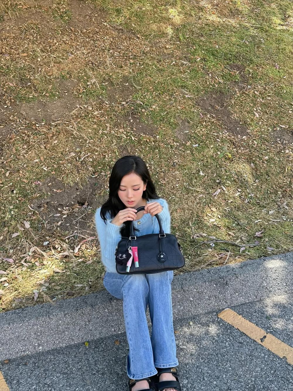 私服女王Jisoo曬美照！近期愛包是「DIOR保齡球包」大容量＋鬆弛感帶起詢問風潮！-4