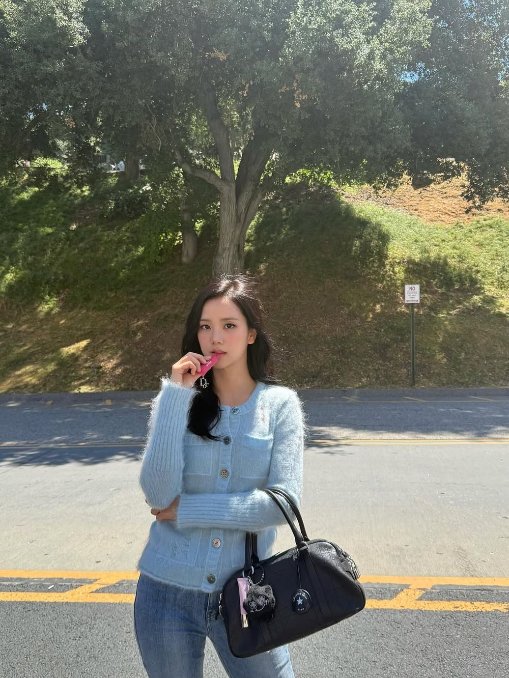 私服女王Jisoo曬美照！近期愛包是「DIOR保齡球包」大容量＋鬆弛感帶起詢問風潮！-2
