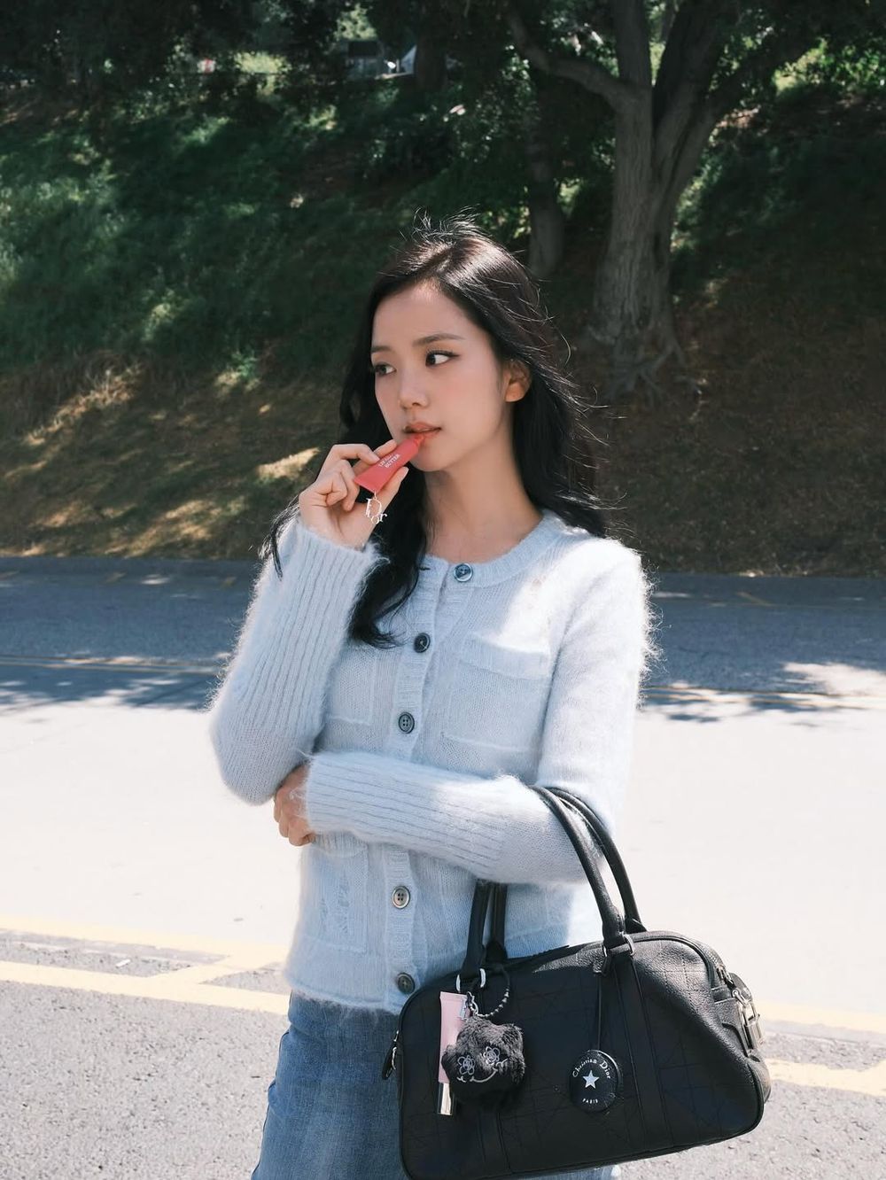 私服女王Jisoo曬美照！近期愛包是「DIOR保齡球包」大容量＋鬆弛感帶起詢問風潮！-6