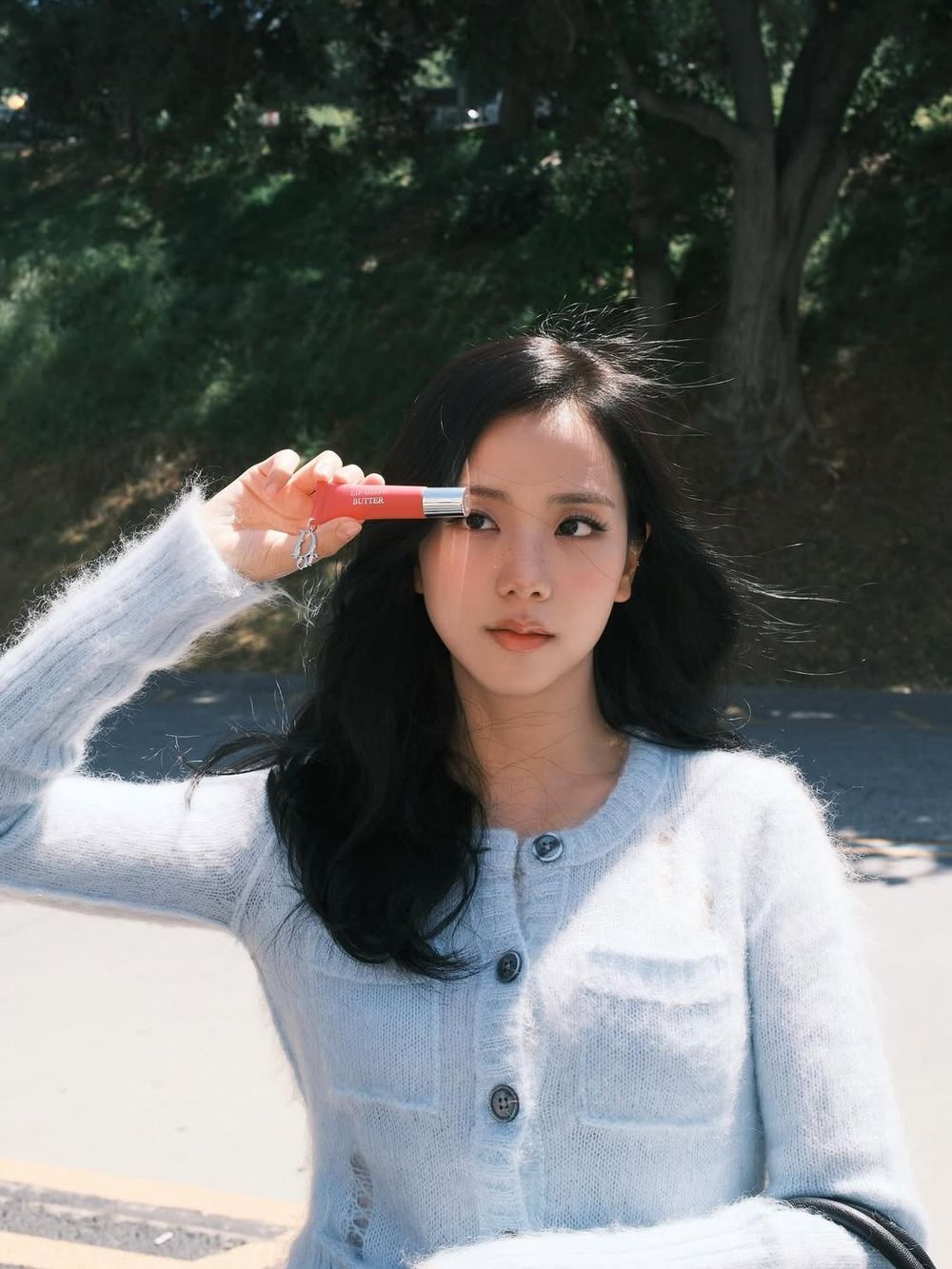 私服女王Jisoo曬美照！近期愛包是「DIOR保齡球包」大容量＋鬆弛感帶起詢問風潮！-7
