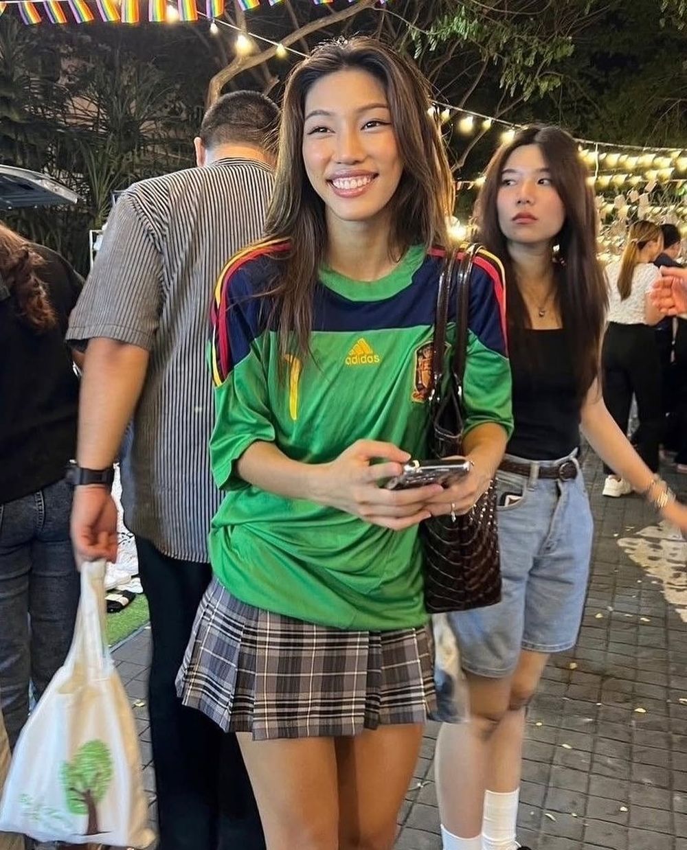 Blokette借過！女團都愛「澤西風穿搭」才是2025春夏主流！原來球衣要這樣搭才好看！-17