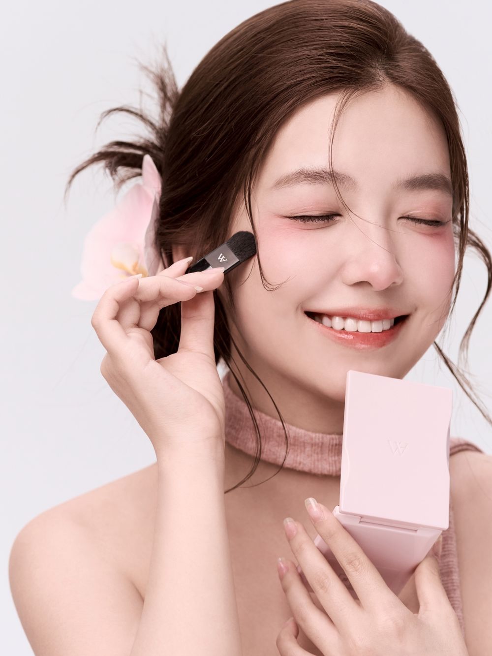 一盤難求終於補貨！A.M Fairyland「澎澎秘光小臉盤」溫柔奶粉新色，一刷提亮凹陷，法令紋、淚溝、眼黑圈通通不見！-4