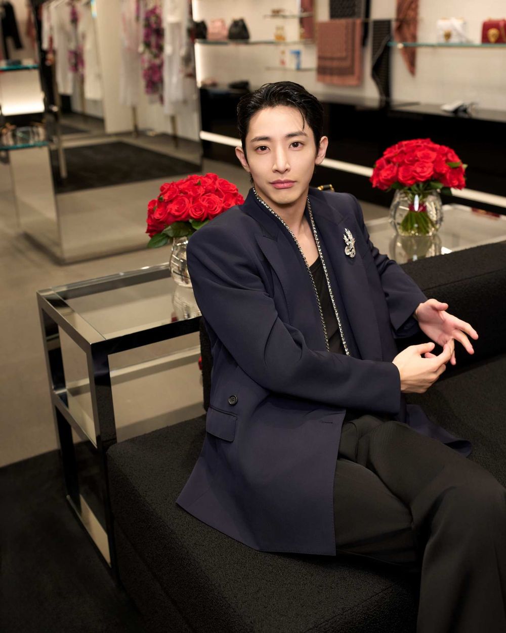 江南太子「李洙赫」來台三套造型回顧！暗黑吸血鬼邪魅感爆棚、偷露香肩太犯規了！-3