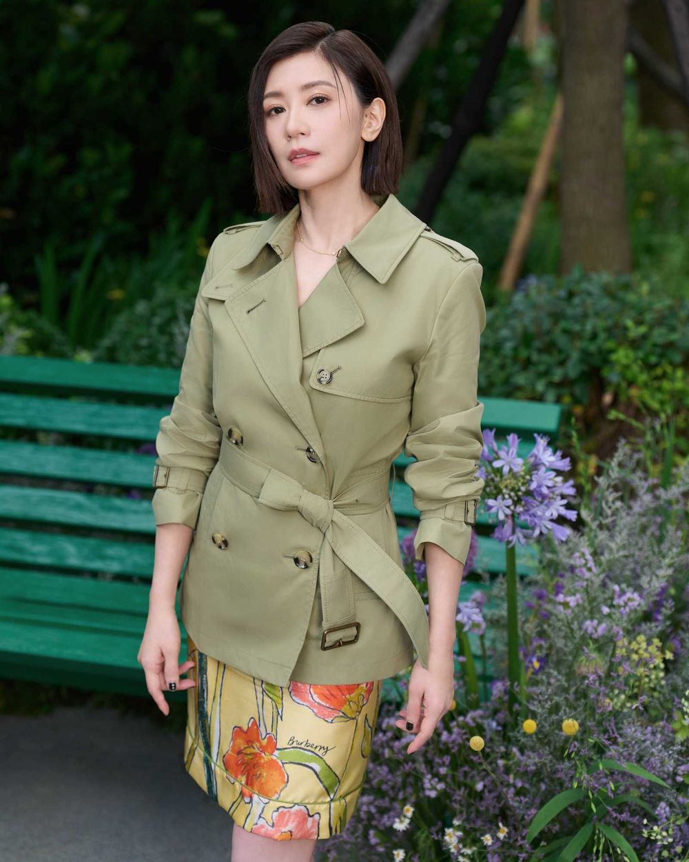 誰敢相信這樣50歲！花園女神「賈靜雯」降臨BURBERRY活動！風衣外套＋印花短裙美到驚人！-2