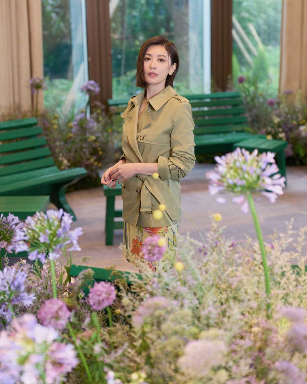 誰敢相信這樣50歲！花園女神「賈靜雯」降臨BURBERRY活動！風衣外套＋印花短裙美到驚人！-3