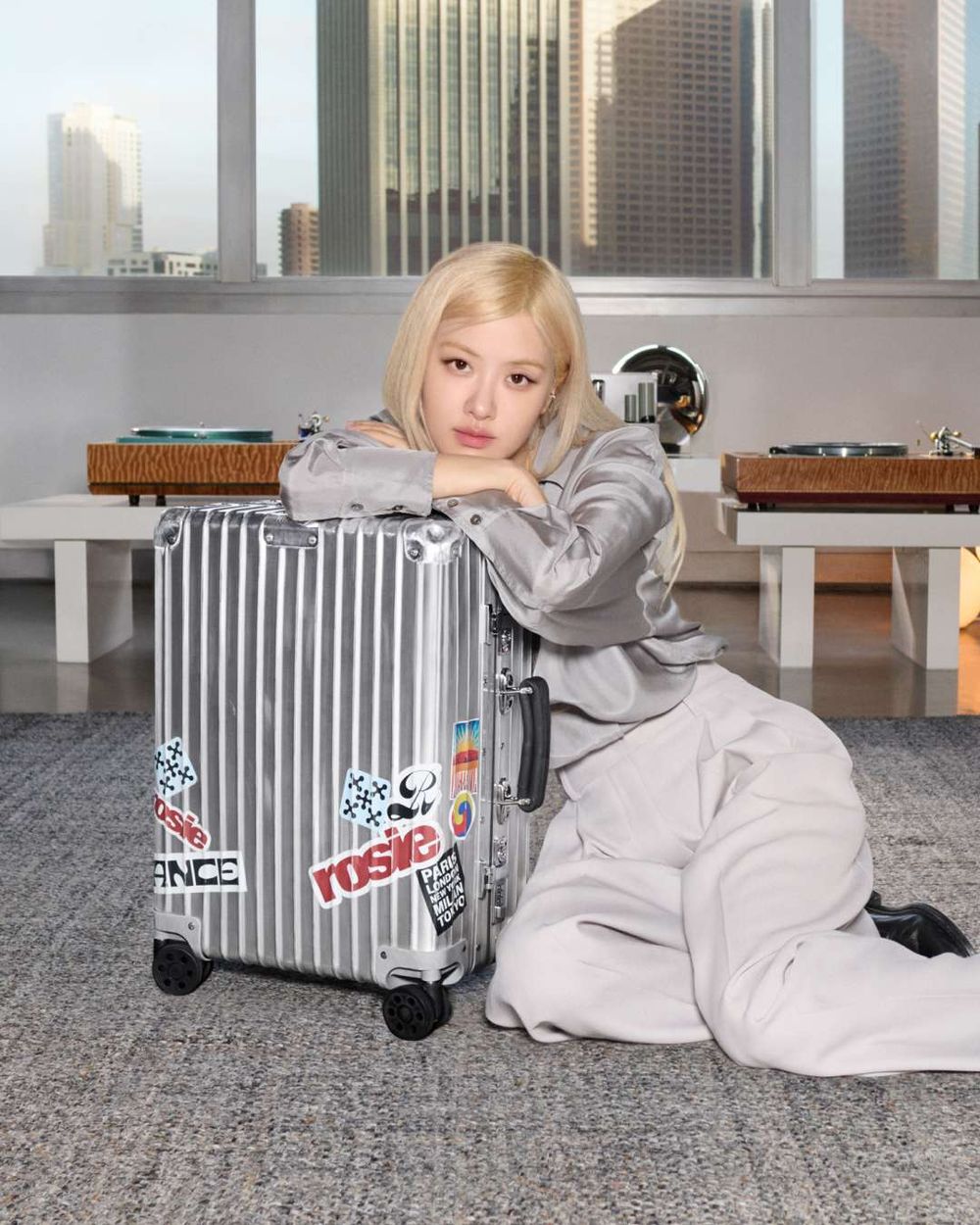 RIMOWA三大巨頭到齊了！Rosé、周杰倫「出差機場路上」最愛的是這款行李箱！-2