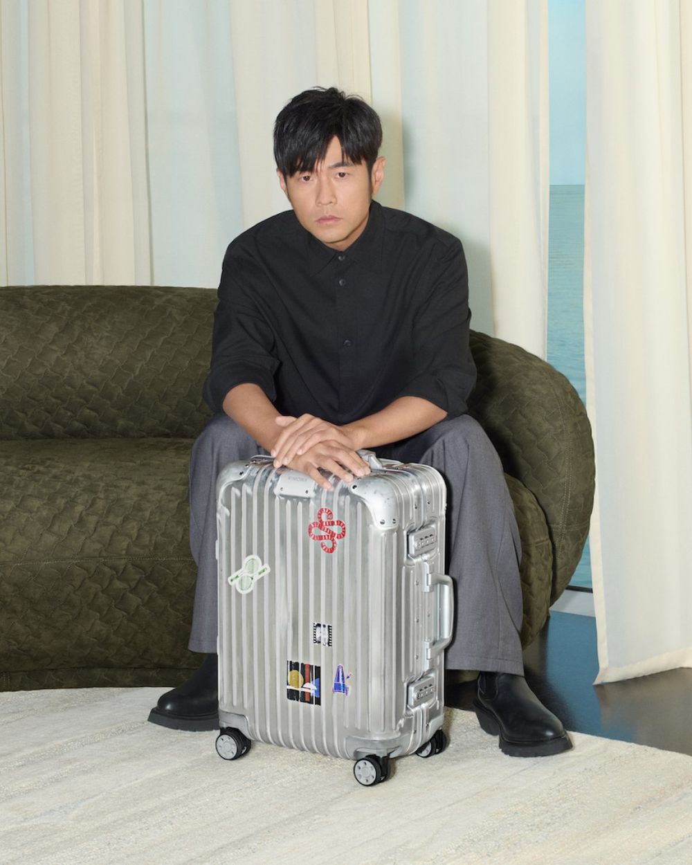 RIMOWA三大巨頭到齊了！Rosé、周杰倫「出差機場路上」最愛的是這款行李箱！-7