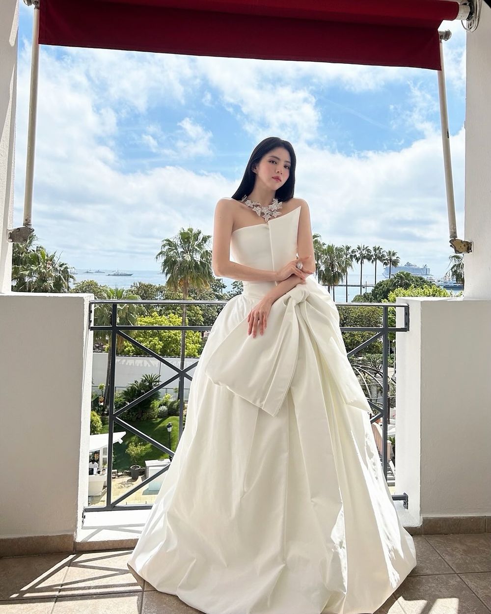 坎城影展雙女神降臨！韓韶禧、Mina紅毯晚宴比美！雪白仙女腿整個人都在發光！-4