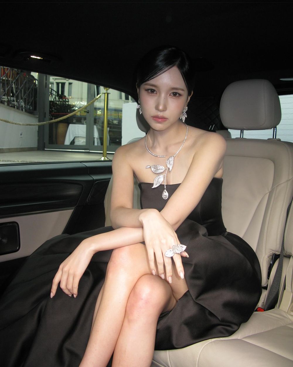 坎城影展雙女神降臨！韓韶禧、Mina紅毯晚宴比美！雪白仙女腿整個人都在發光！-9