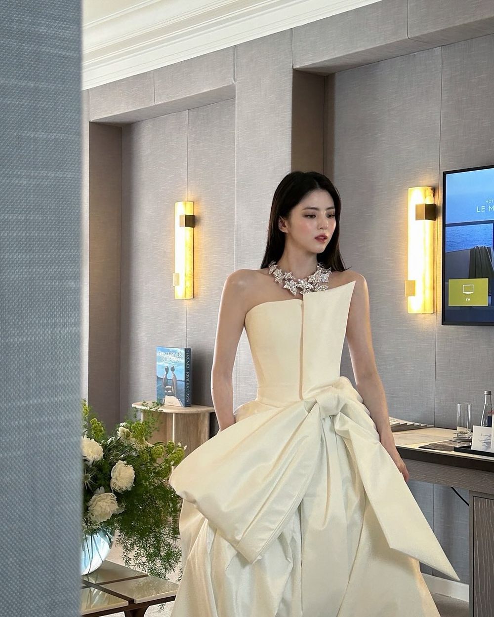 坎城影展雙女神降臨！韓韶禧、Mina紅毯晚宴比美！雪白仙女腿整個人都在發光！-3