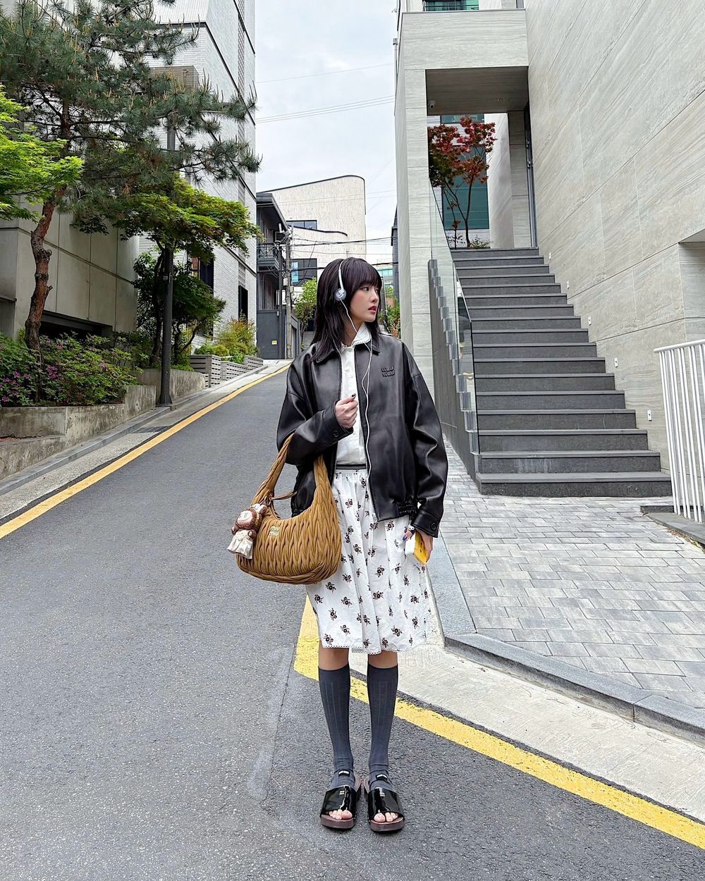 女團愛豆最近都揹這咖Miu Miu！放大版「半月包」Ｍinnie、MEOVV ELLA同款被問爆！-5