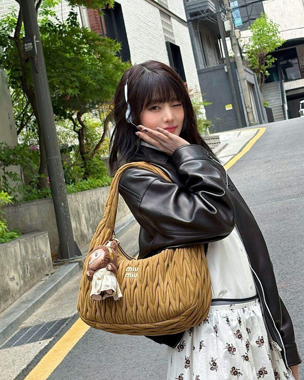 女團愛豆最近都揹這咖Miu Miu！放大版「半月包」Ｍinnie、MEOVV ELLA同款被問爆！-4