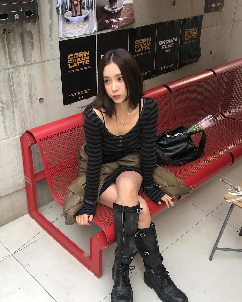 大熱天這樣穿！韓妞最愛6招「夏天洋裝穿搭」格紋、碎花穿出高級感，搭球鞋是今年大絕招！-8