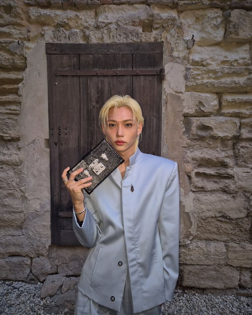 這張臉太偉大！「精靈王子」SKZ Felix雕刻美貌降臨LV早春大秀！同場王淨也來了！-3