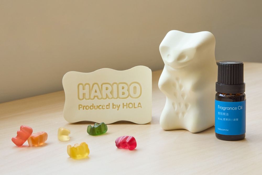 HOLA跟HARIBO小熊軟糖聯名了！Q翻「小熊軟糖抱枕、造型馬克杯、絨毛地墊」全都想帶回家！-4