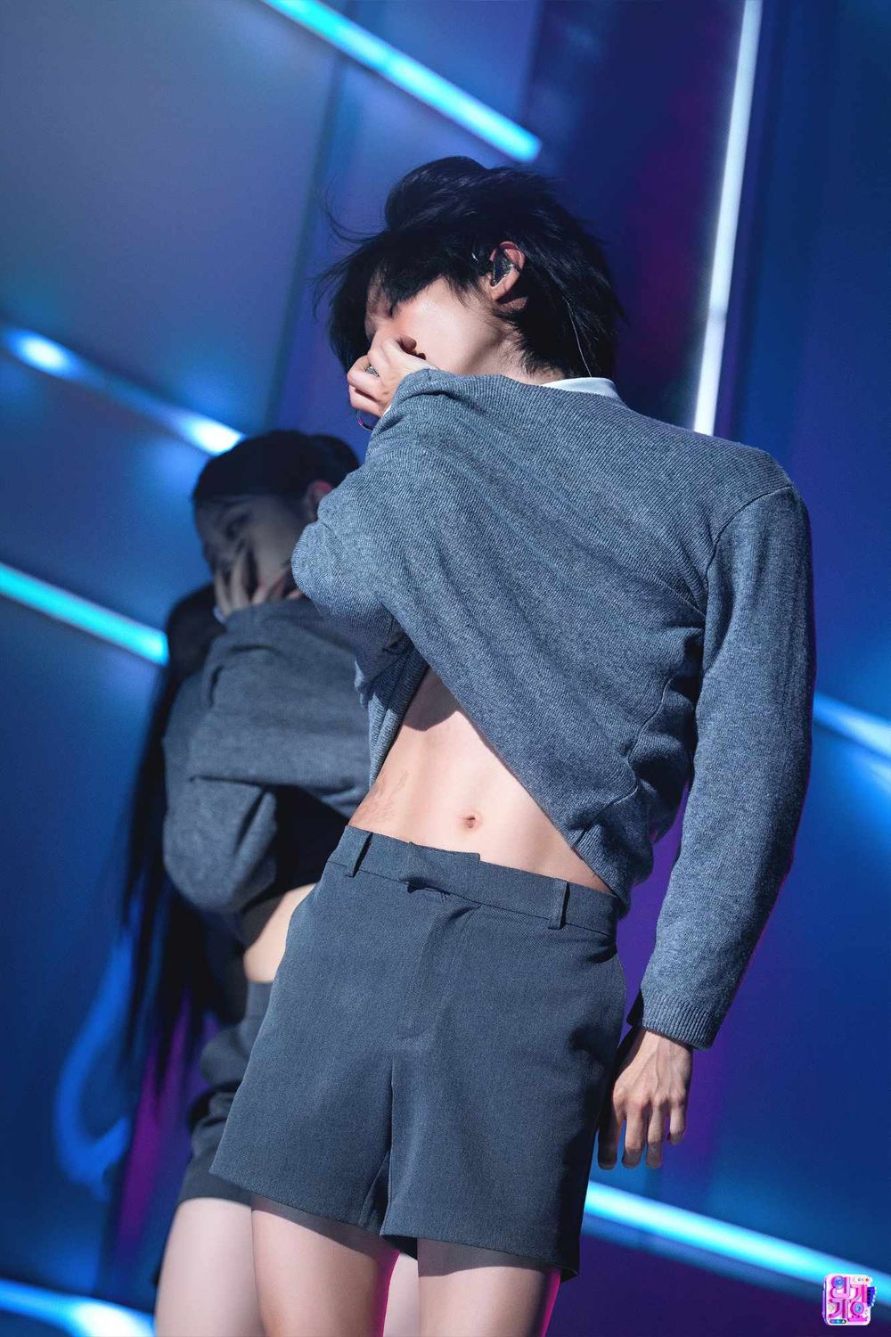 網友公認7位擁有「神級腰線」KPOP男偶像！KAI、泰民超性感，Felix「腰精級」殺傷力太強！-13