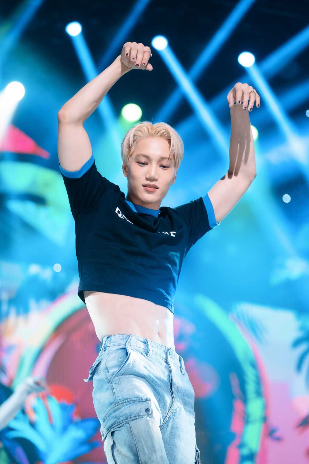 網友公認7位擁有「神級腰線」KPOP男偶像！KAI、泰民超性感，Felix「腰精級」殺傷力太強！-14